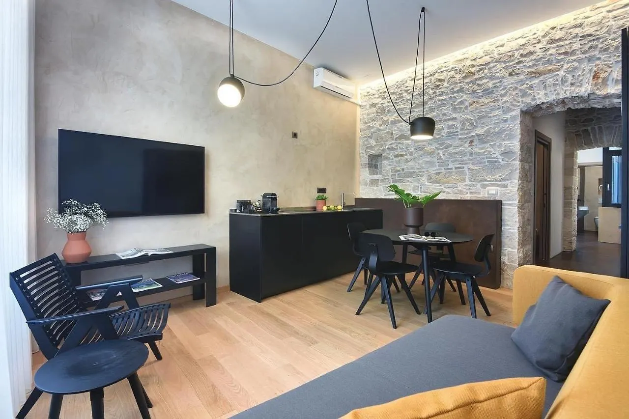 Cave Design Apartment Pula 0*,